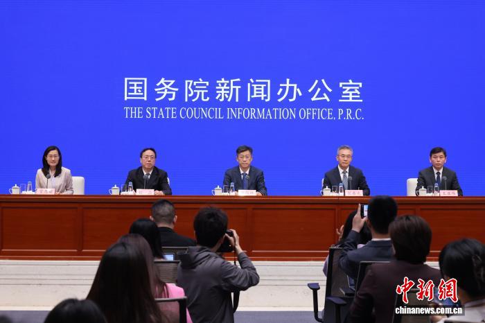 4月28日，华夏邦务院音讯办公室正在北京举办“启局起步‘1055’”系列主旨音讯公布会，华夏气呼呼象局局少旧振林，华夏气呼呼象局副局少宋擅允，中原气呼呼象局筹办财政司司少程磊，华夏气呼呼象局消息收行人、加灾效劳司司少王亚伟引见放慢促成气呼呼象下量量成长、下量效效劳邦家效劳公民、保证经济社会成长相关环境，并问记者问。 中新社记者 杨可好 摄